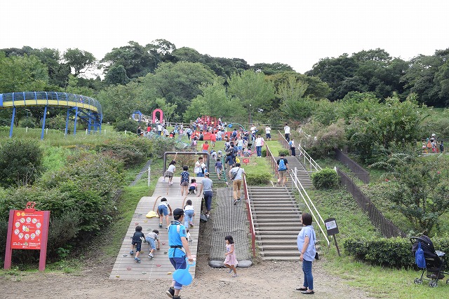 金沢自然公園 金沢動物園となり のこども広場には 横浜市内最大級 100m のローラーすべり台 アスレチック遊具あり Bunten 横浜の地域情報